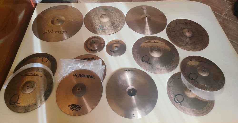 Pratos de bateria acústica