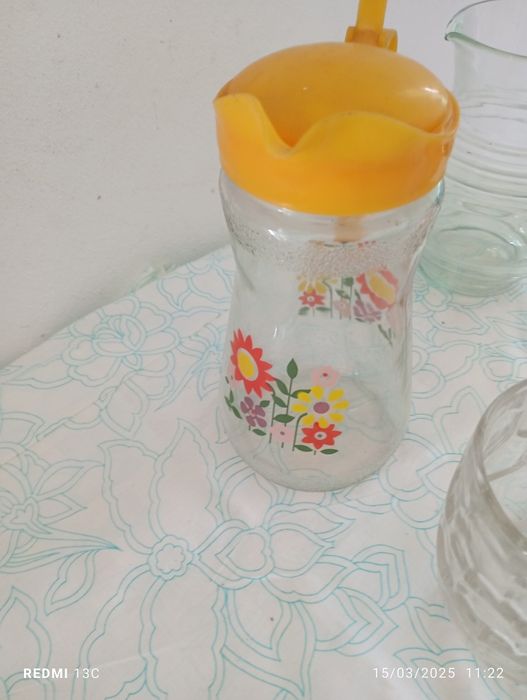 Conjunto de quatro jarras em vidro