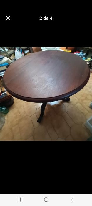 Mesa redonda em madeira com pé trabalhado

Diâmetro 75cm
Altura 74cm