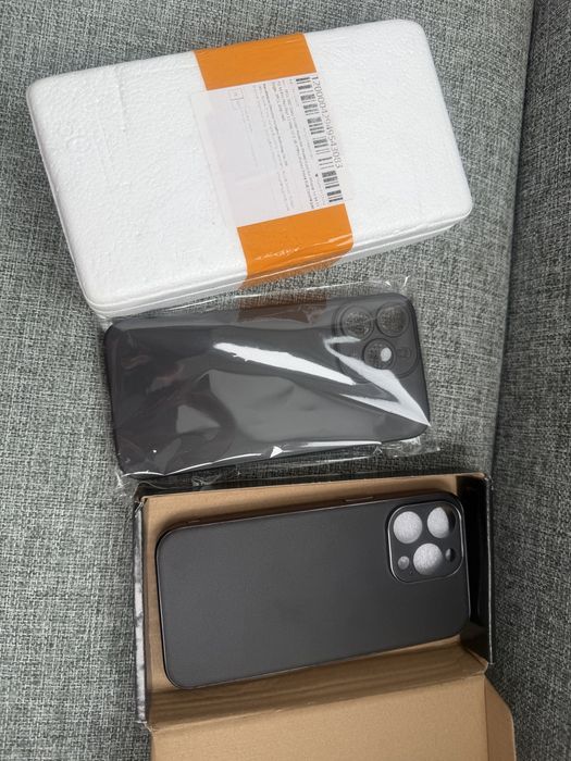 Чохли та захисне скло на iPhone 15 Pro Max