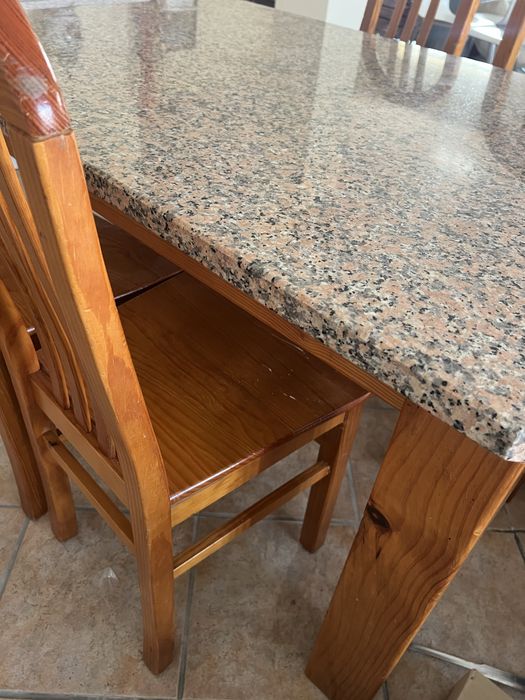 Mesa de jantar em madeira com tampo em granito OFERTA 4 cadeiras