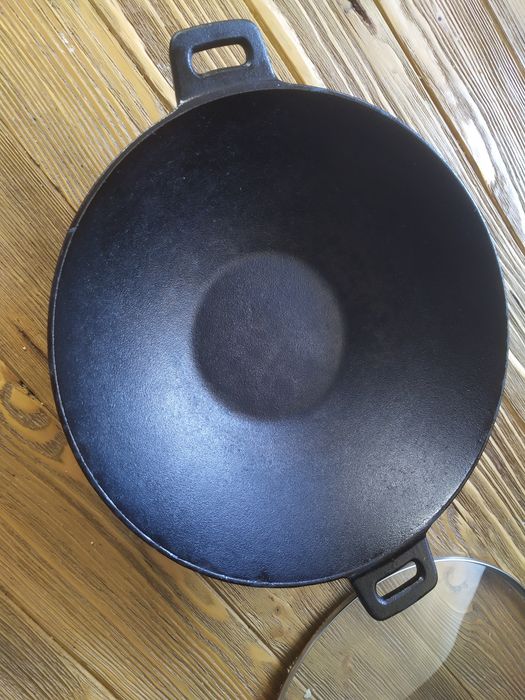 Wok żeliwny 31 cm