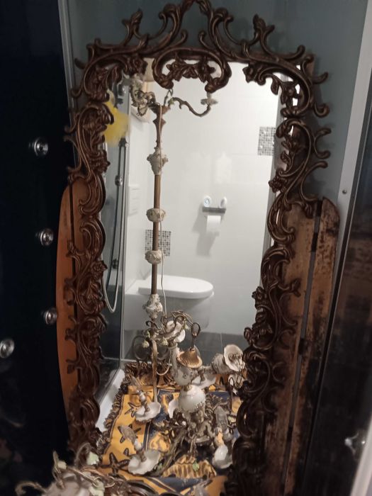 Espelho dourado antigo, em perfeitas condições.