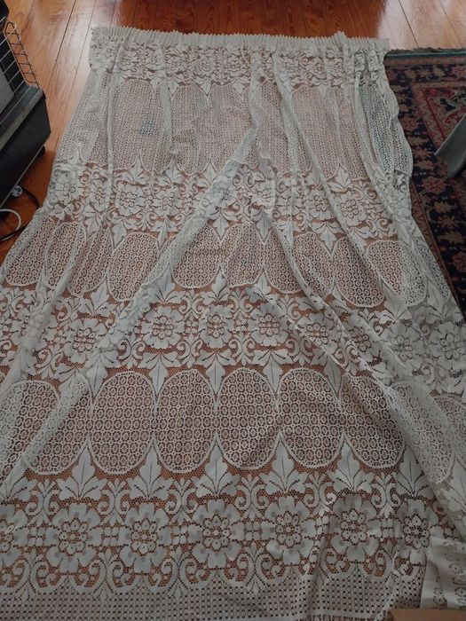 Par de cortinados em tecido arrendado
