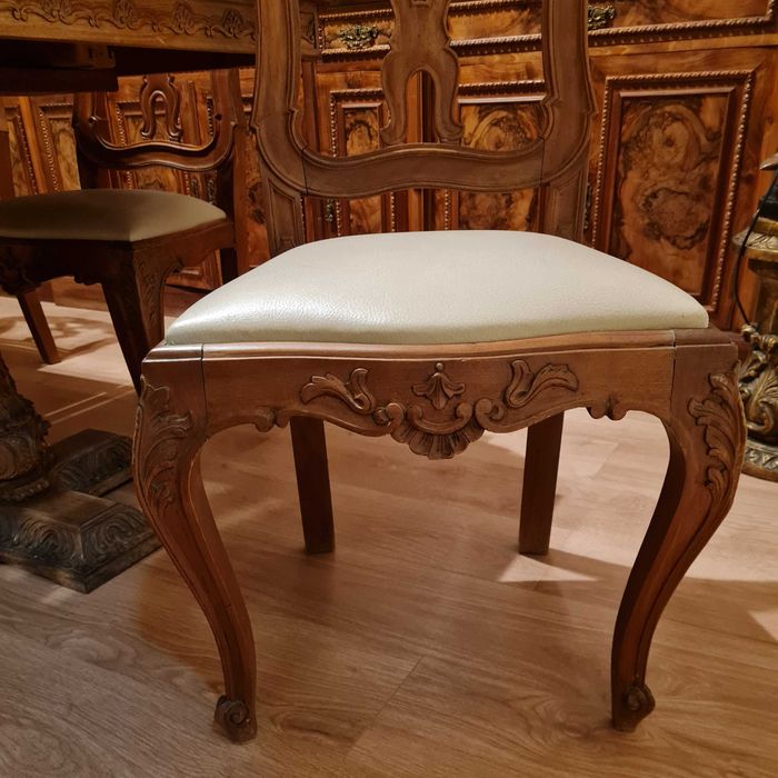 Casa de jantar com mesa, 8 cadeiras e móvel em Nogueira Americana