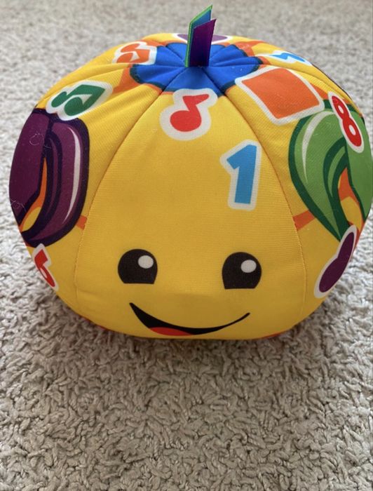 Interaktywna piłka dla niemowlaka Fisher-Price – gra, świeci, mówi