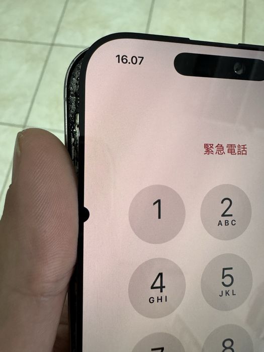 Дисплей iPhone 16 pro з дифектом