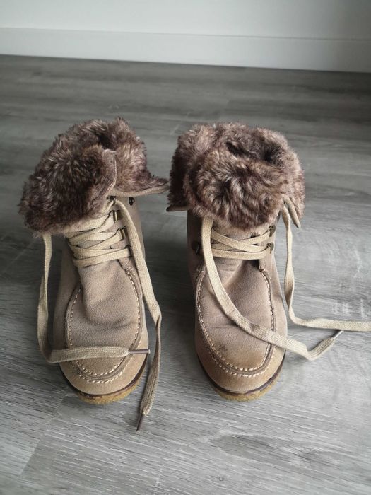 Botins de camurça beje, com pêlo por dentro e salto alto; Natura, 36