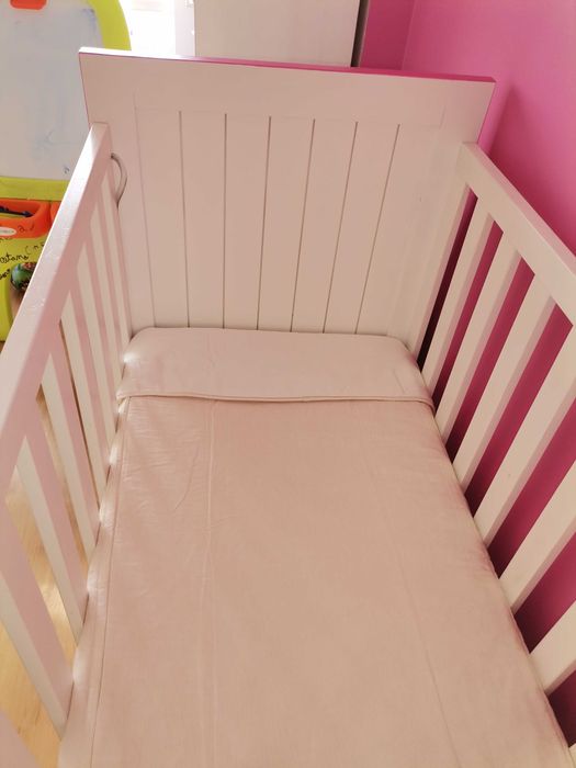 Cama de grades / berço, em madeira + colchão