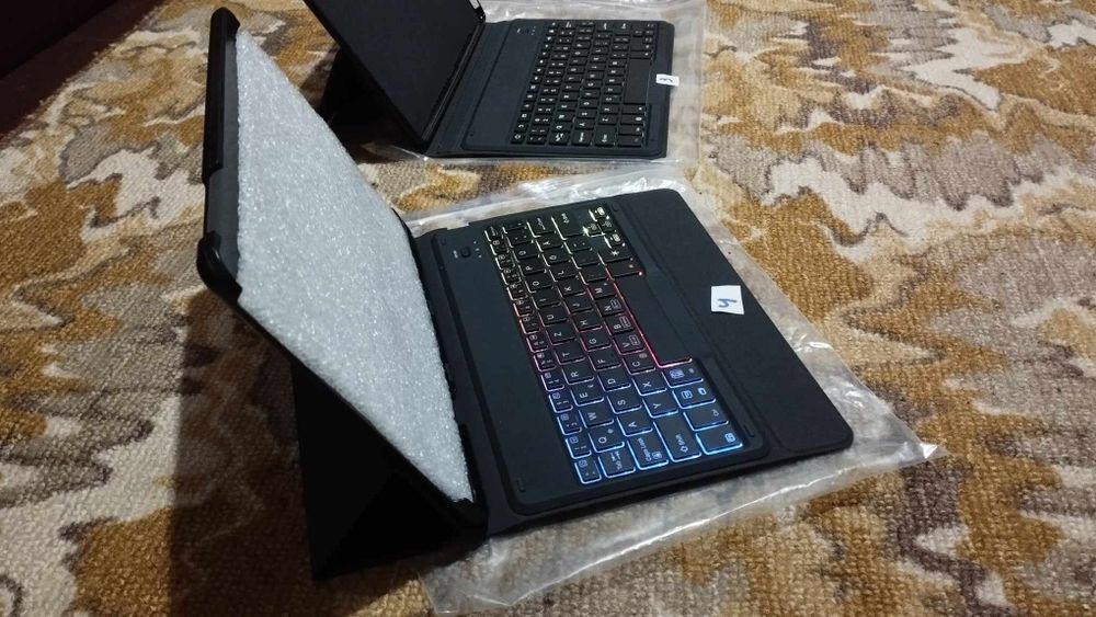 Блютуз клавиатура 4шт + 6шт чехлов, новые.