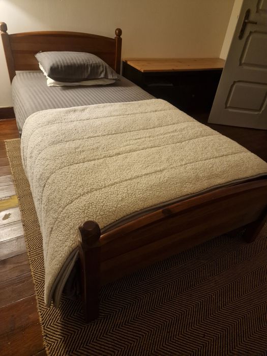 Cama individual em madeira