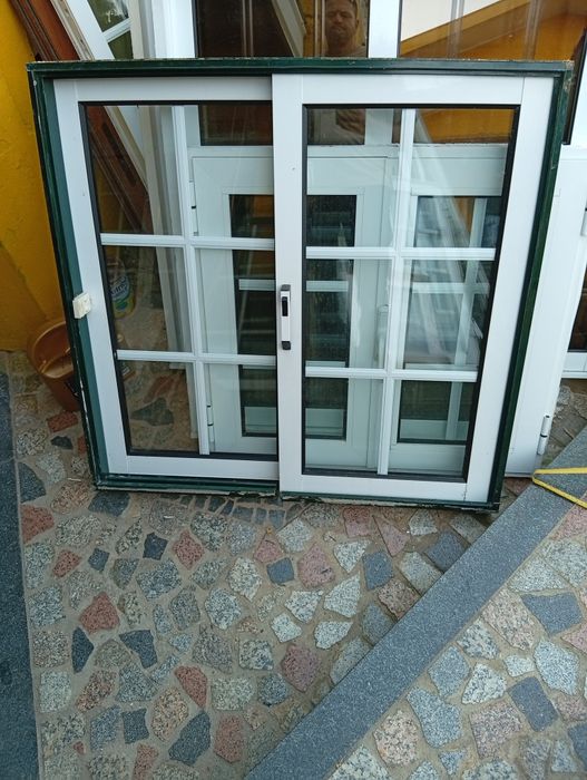 Janela alumínio branco lacado vidro duplo quadriculado correr