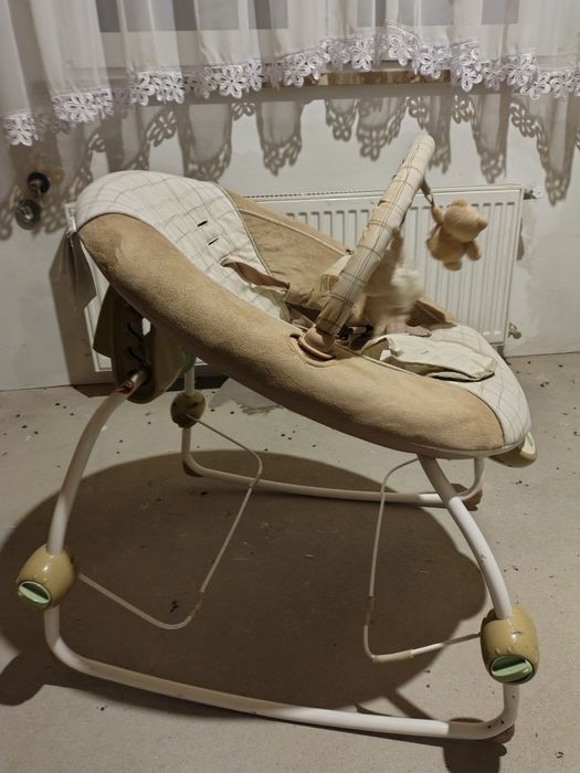 Leżaczek Bujaczek firmy bright starte