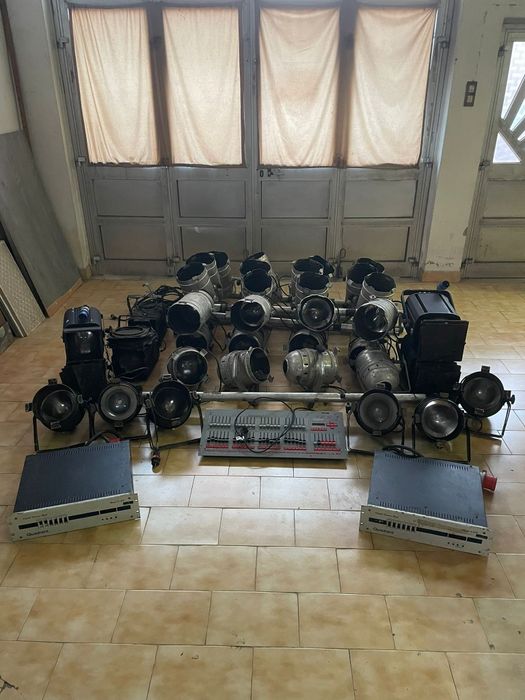 Lote Iluminação Profissional de Palco – Mesa + Dimmers + de 20 Projeto