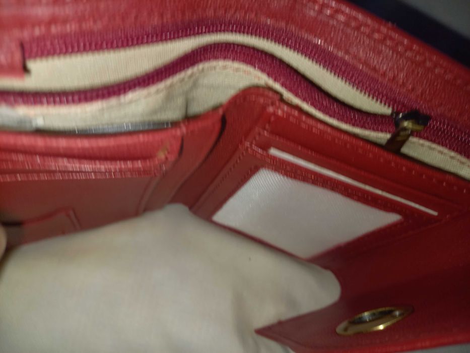 Carteira em pele vermelha