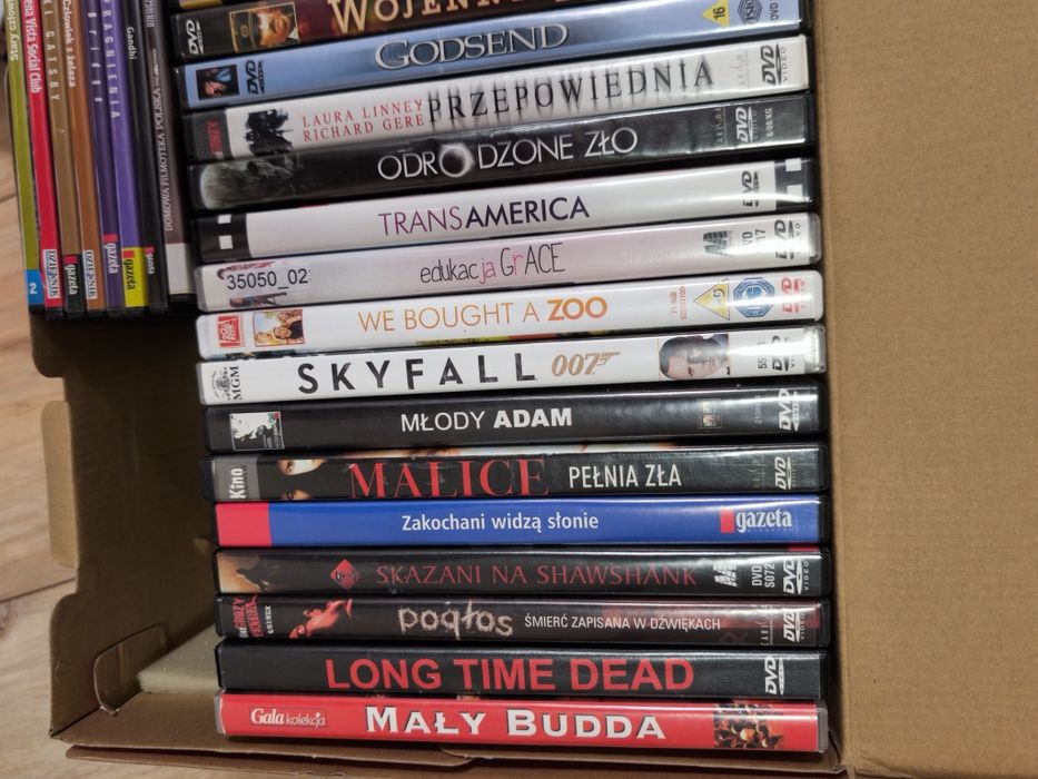 Karton płyt DVD polskie wersje.