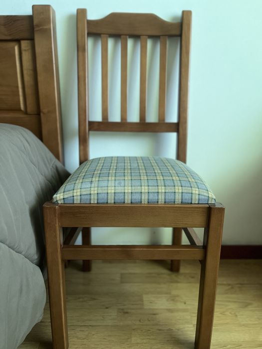 Cama de solteiro +colchão+estrado + mesica de cabeceira e cadeira