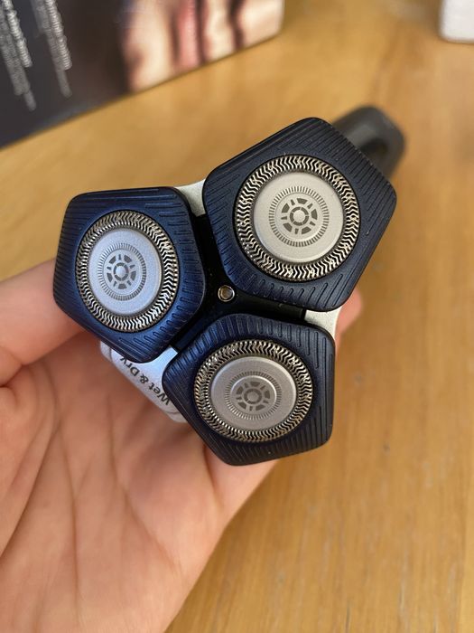 Електробритва Philips 7000 + рідина для чистки