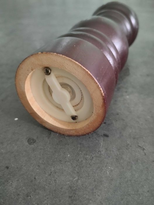 Moinho de Sal / Pimenta / Saleiro / Pimenteiro em Madeira