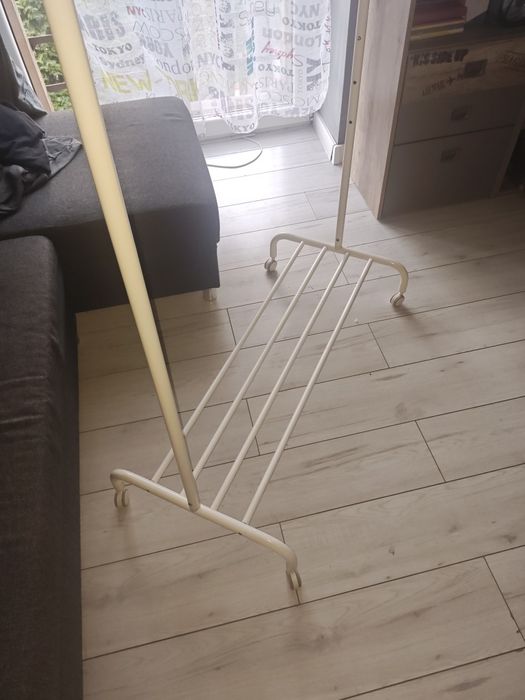 Sprzedam wieszak.