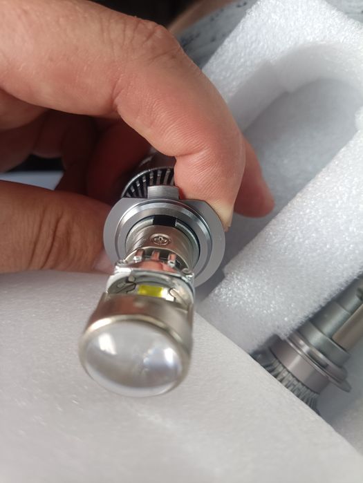 H7 lED лампа у лінзі