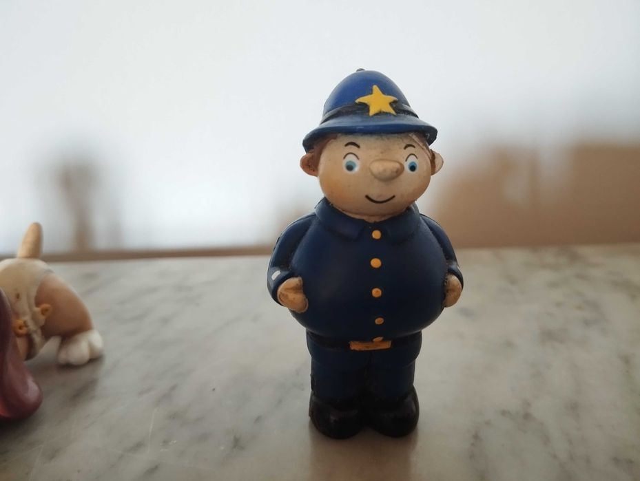 Lote de figuras colecionáveis.