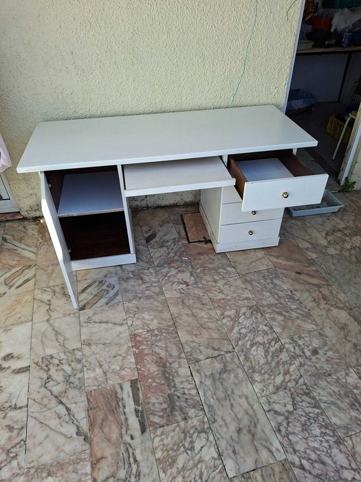 Mesa/Secretária para PC e outras necesidades.