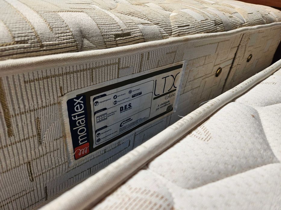 Cama em madeira maciça com estrado e colchão Mol