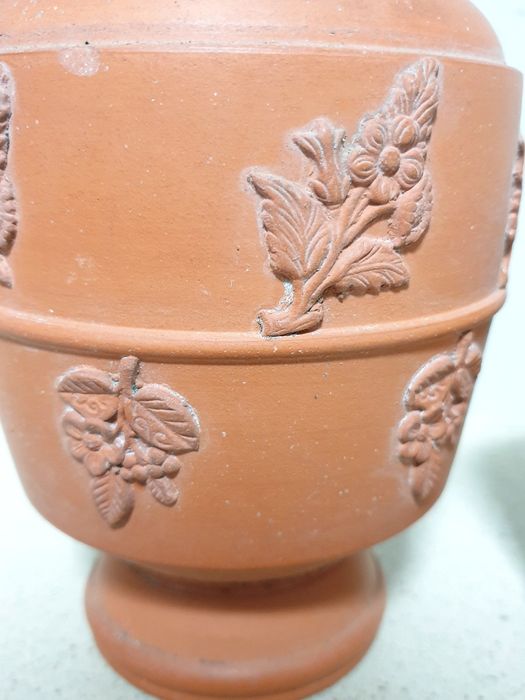 Antiga garrafa de água com copo em barro