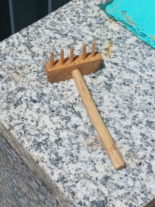 Casinha de madeira com  1 ancinho