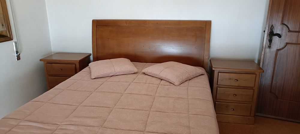 Quarto completo casal em pinho maciço – excelente estado