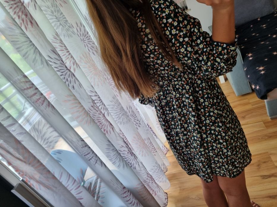 Krótka sukienka w kwiatki z dekoltem r. S/M