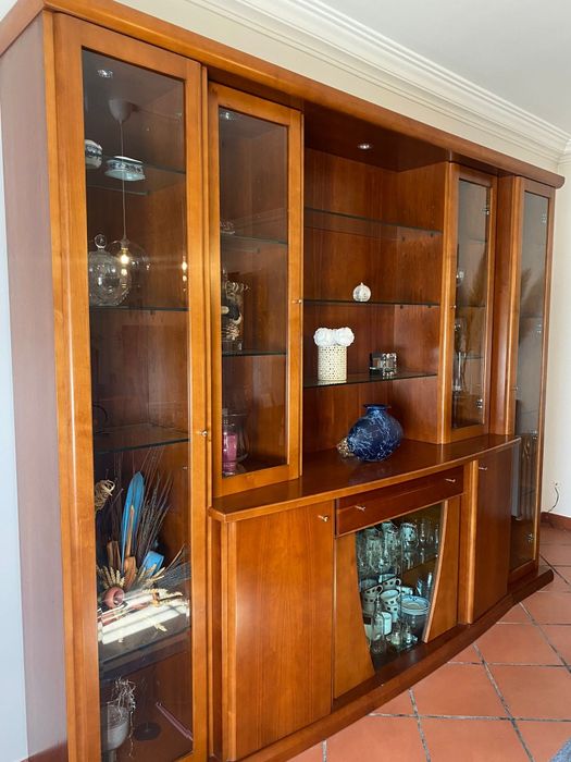 Móvel de sala alto cerejeira com iluminação