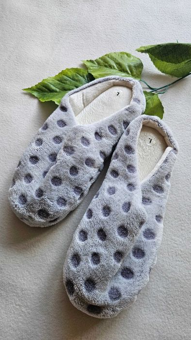 NOWE kapcie ciapki puszyste ciepłe miękkie szare w kropki grochy r. 39/40 wkładka 26 cm damskie domowe