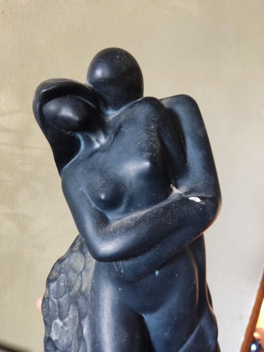 Estatueta em gesso em preto casal nu abraçado
