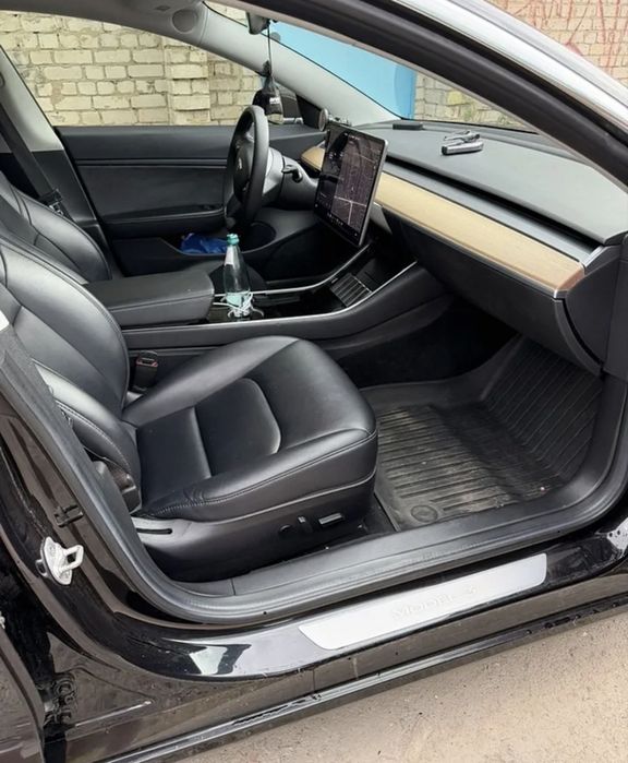 Продаж Tesla model 3 2018 рік