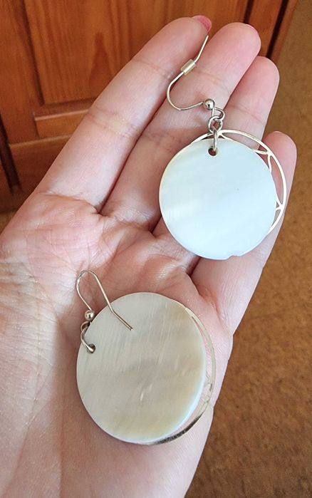 Brincos brancos/ bege e prateados