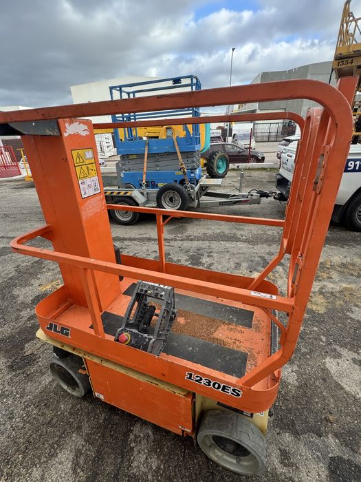 Plataforma elevatoria Vertical eletrica 5,5mt (usada)