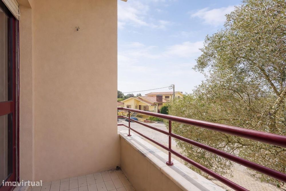 Apartamento T1 com Varanda em Canelas