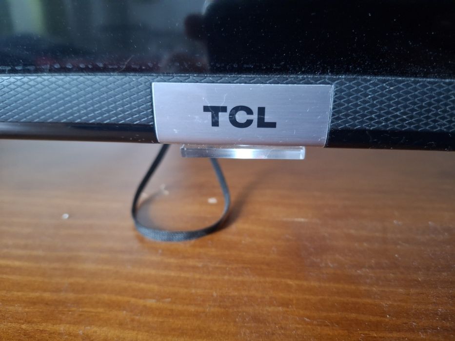 Smart TV TCL com comando e suporte para parede