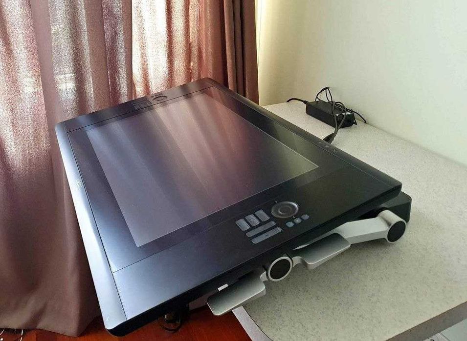 Графічний дисплей Wacom Cintiq 24HD