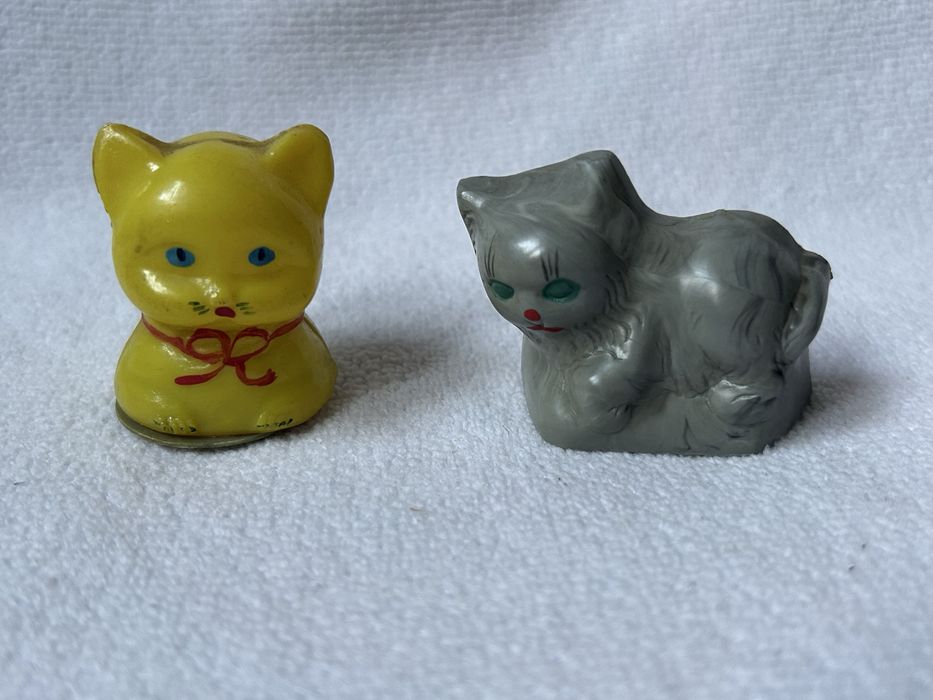 Koty z PRL plastikowe zabawki temperówka kot
