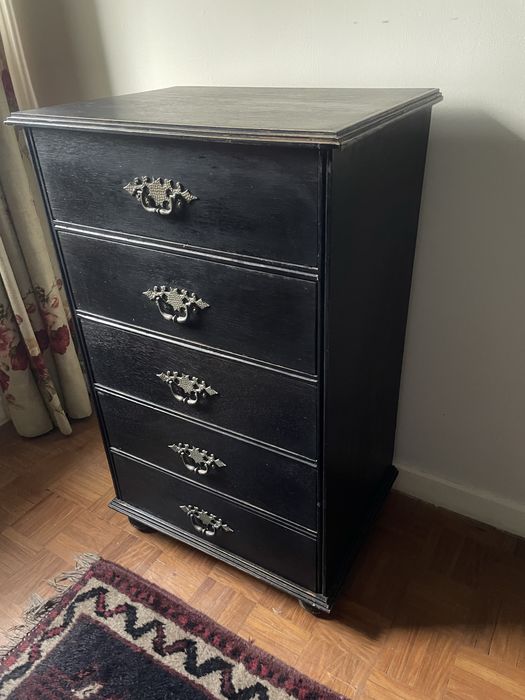 Móvel em madeira com 5 gavetas