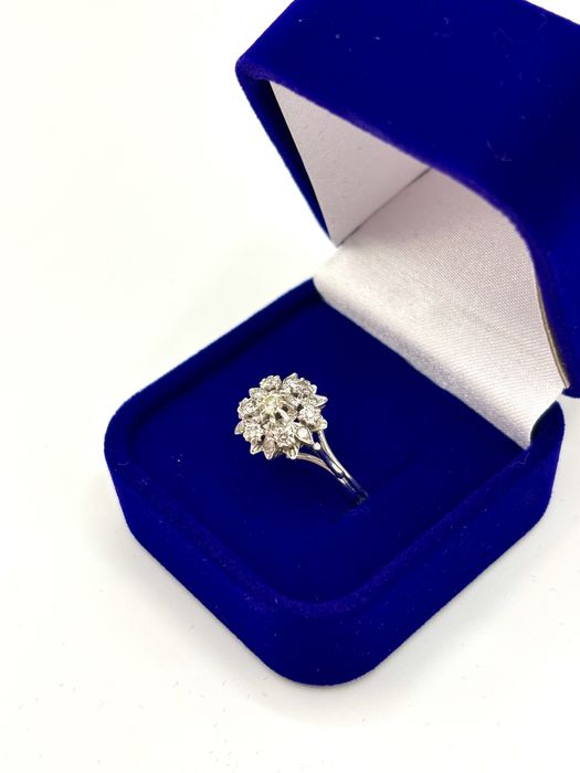 Złoty pierścionek z brylantami