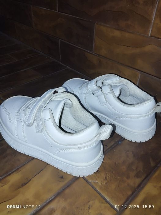 Продаю кеди білі