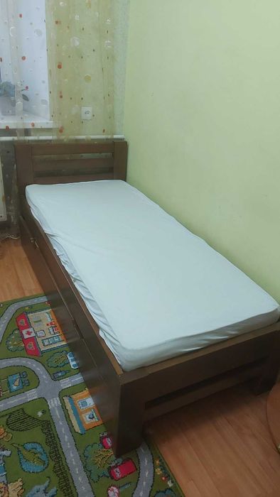 Кровать з масиву дерева в ідеальному стані