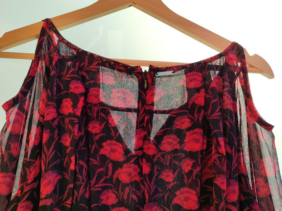 Vestido Guess com padrão preto e vermelho