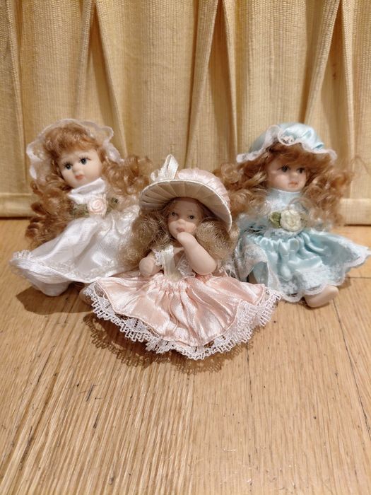 Bonecas de porcelana pequenas