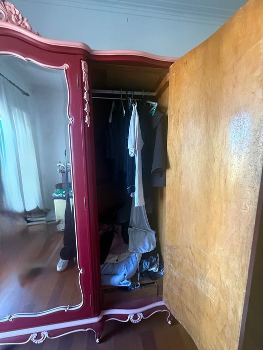 Armário vermelho para menina