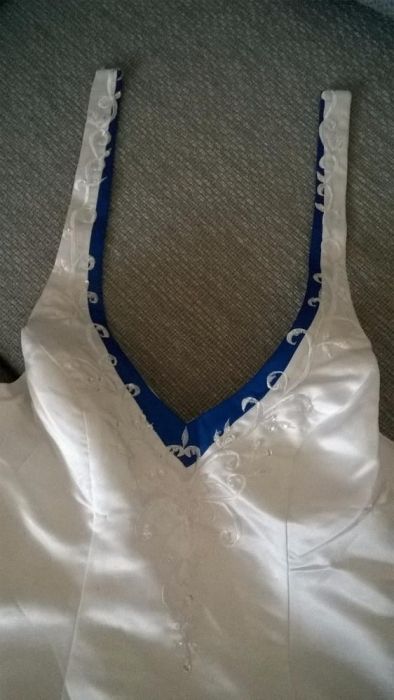 suknia ślubna z niebieskimi wstawkami